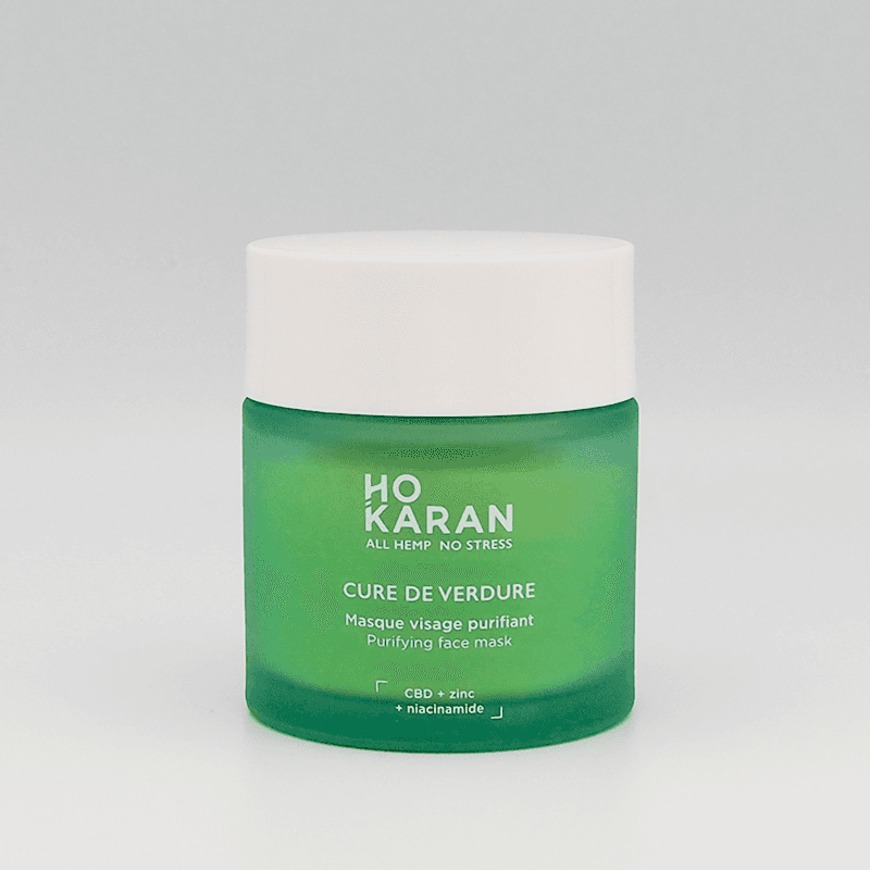 Cure de verdure - masque visage purifiant Ho Karan en pot vert, soin visage au CBD, zinc et niacinamide pour une peau purifiée et apaisée.