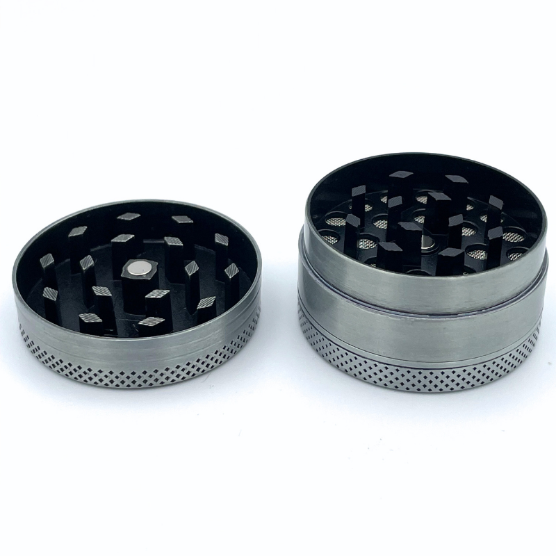 GRINDER METAL 3 PARTIES ouvert montrant les dents en métal pour un broyage efficace. Accessoire pratique pour les herbes aromatiques.