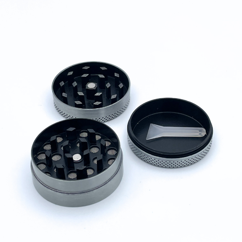 GRINDER METAL 3 PARTIES démonté avec tamis et spatule incluse. Conçu pour un broyage précis et une collecte facile des résidus.