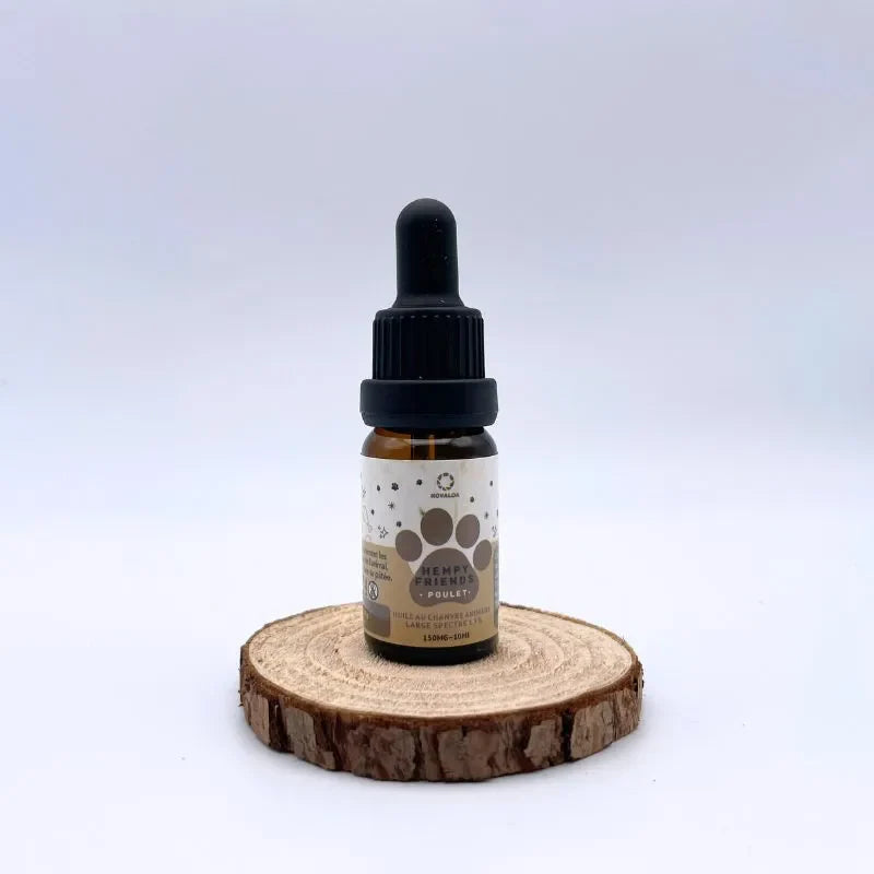 Huile CBD 5% pour animaux 10ml par NOVALOA, flacon avec pipette sur support en bois, idéale pour chiens, chats et chevaux.
