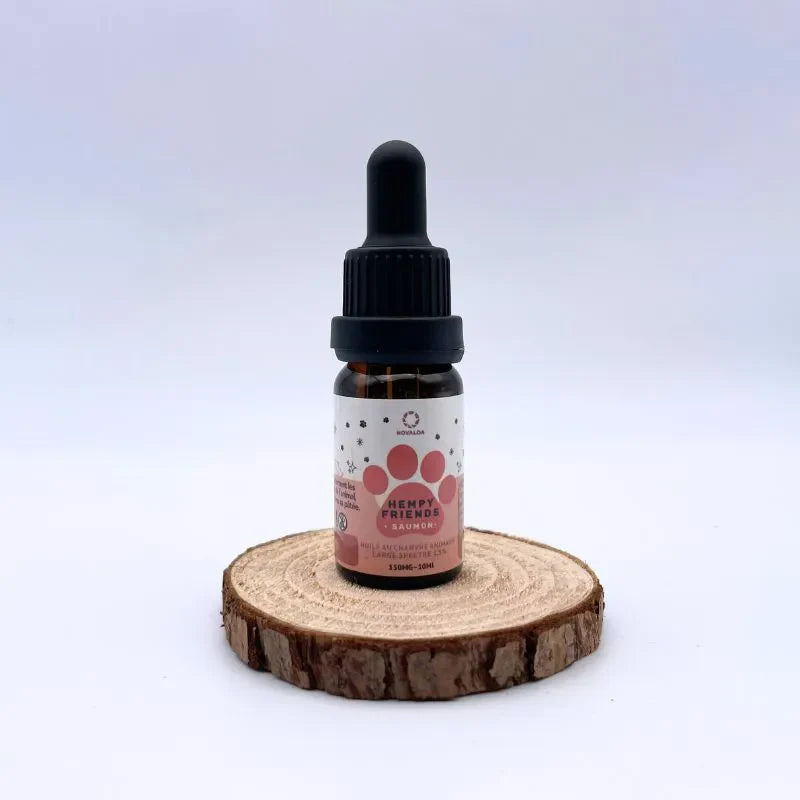 Huile CBD 5% pour animaux 10ml par NOVALOA, flacon avec pipette sur support en bois, bien-être naturel pour chiens, chats et chevaux.