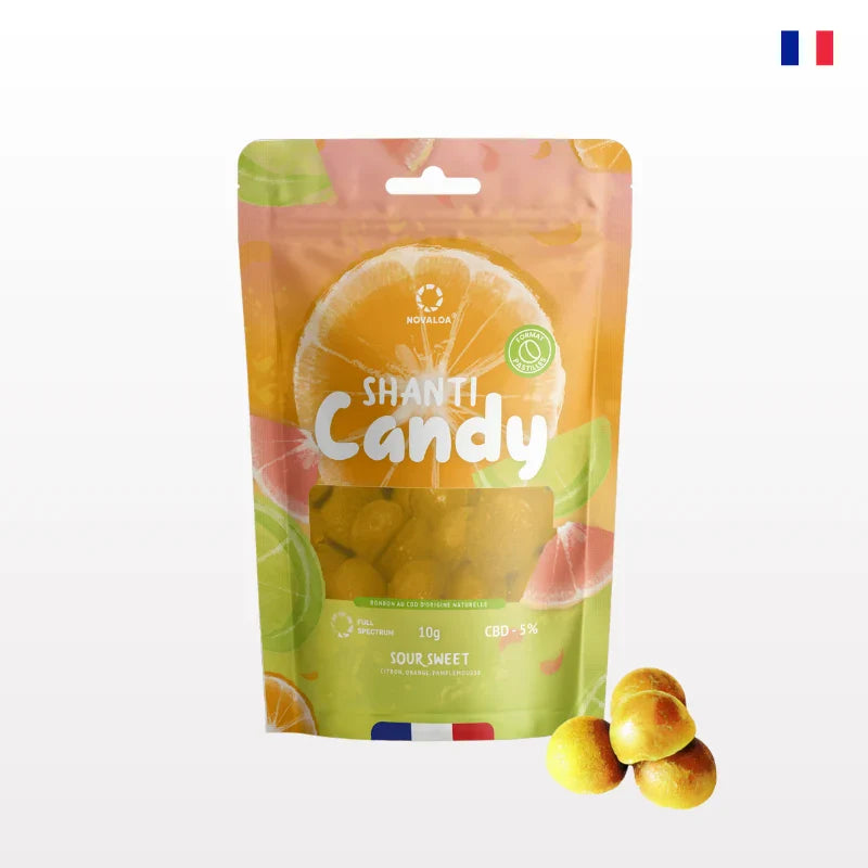 Bonbons CBD de Novaloa SHANTI CANDY au CBD 5%, saveur acidulée, présentés dans un sachet refermable coloré. Idéal pour relaxation et bien-être.