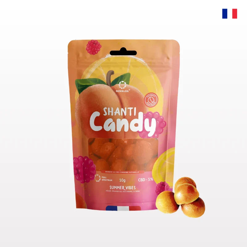 Bonbons CBD de Novaloa SHANTI CANDY au goût fruité, enrichis à 5% de CBD, dans un emballage coloré avec des fruits illustrés.