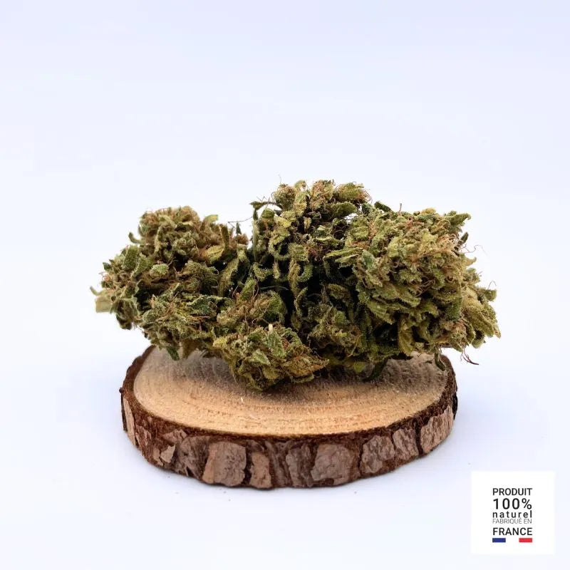 SOUR HARMONY - GREENHOUSE | FLEUR DE CBD, fleur de CBD cultivée en serre en France, posée sur un support en bois, 100% naturel.