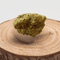Fleur de CBD ZEUS OG sur support en bois