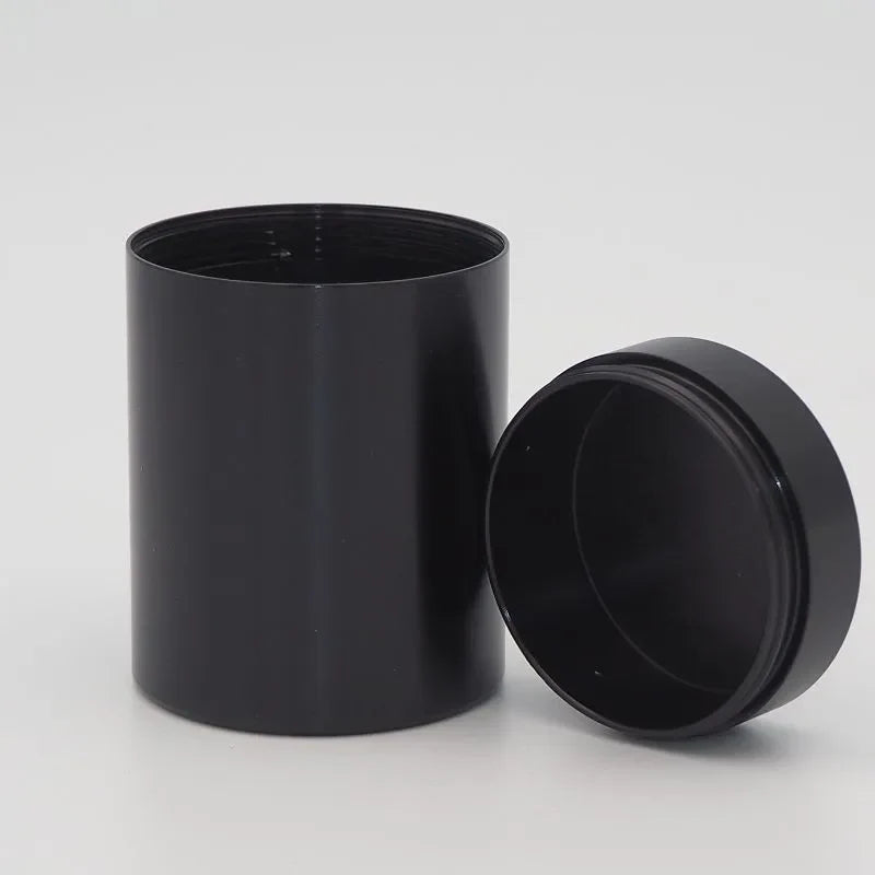 Boîte de conservation noire en aluminium pour fleurs de CBD et résines, avec couvercle hermétique pour préserver la fraîcheur.