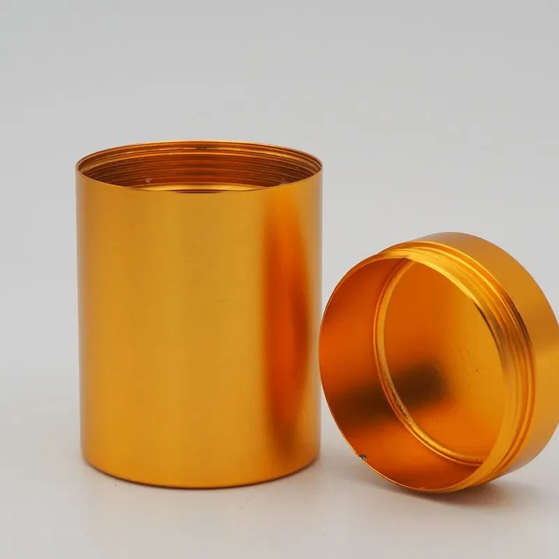 Boîte de conservation en aluminium doré pour fleurs et résines de CBD, idéale pour préserver la fraîcheur et l'arôme des produits.