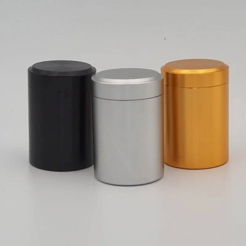 Boîte de conservation en aluminium pour fleurs et résines de CBD, disponible en noir, argent et or. Idéale pour préserver fraîcheur et arôme.