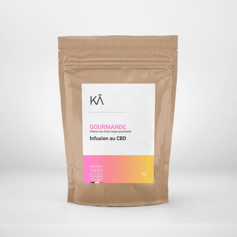 Infusion gourmande au CBD KA aux fruits rouges dans un emballage écologique. Produit bio fabriqué en France, idéal pour la détente.