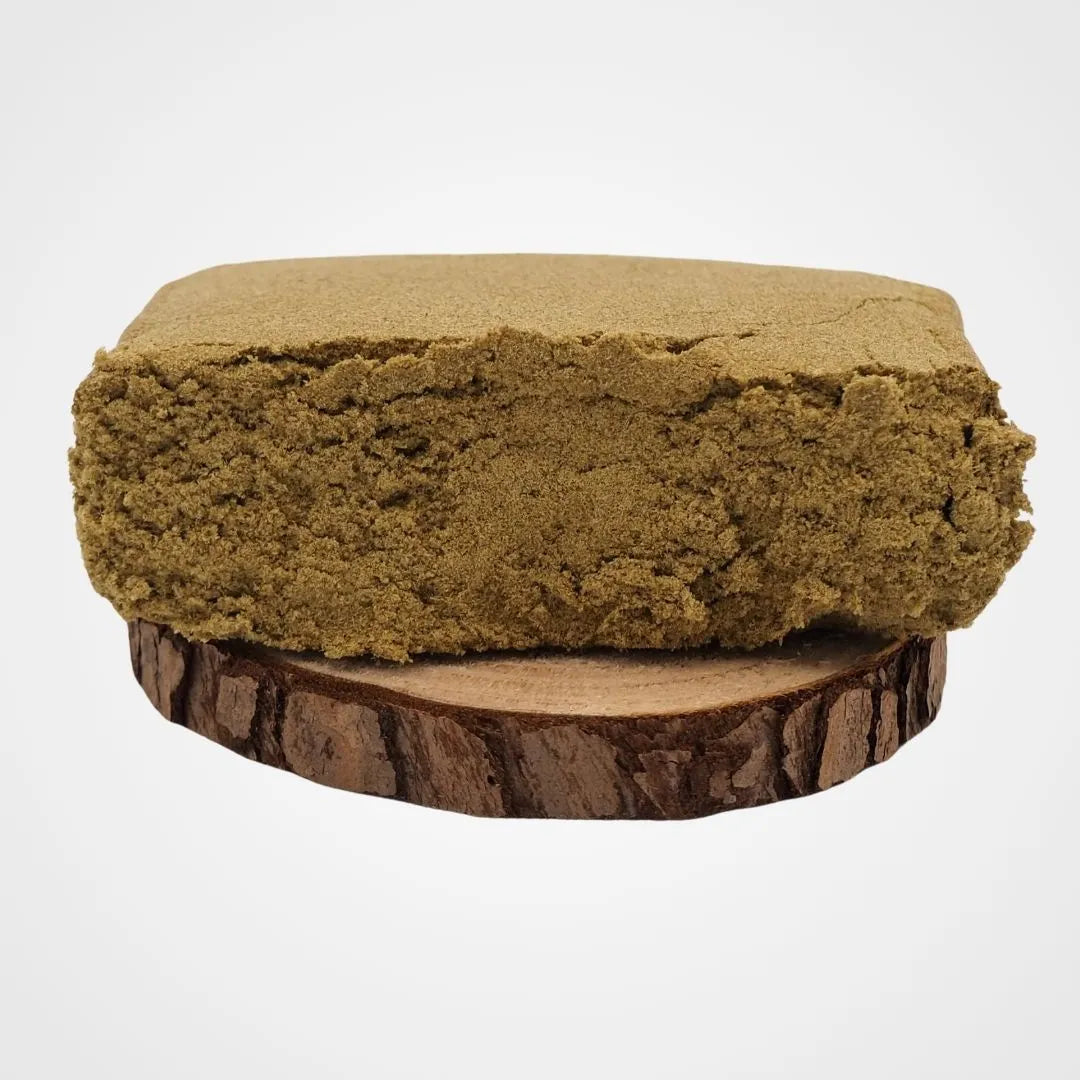 Résine Française de CBD mousseux, pure et puissante, présentée sur une base en bois. Produit naturel pour bien-être et relaxation.