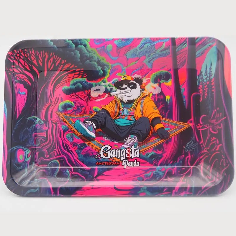 Plateau à rouler en acier avec design coloré d'un panda sur un tapis volant, idéal pour le rangement et les accessoires CBD.