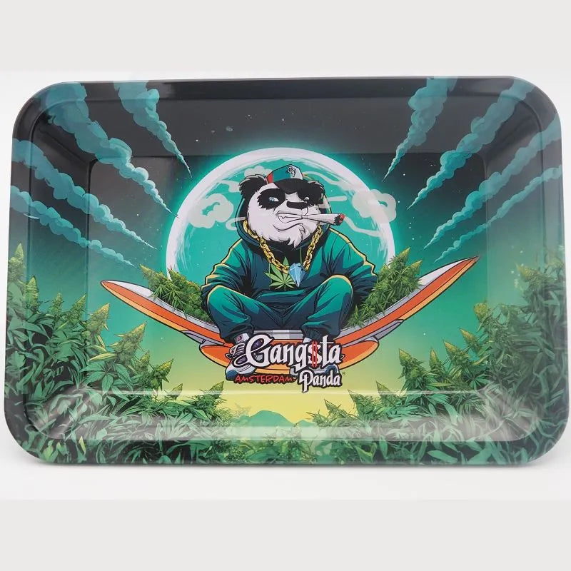Plateau à rouler en acier avec design Gangsta Panda, idéal pour les amateurs de produits CBD. Pratique et stylé pour vos moments de détente.