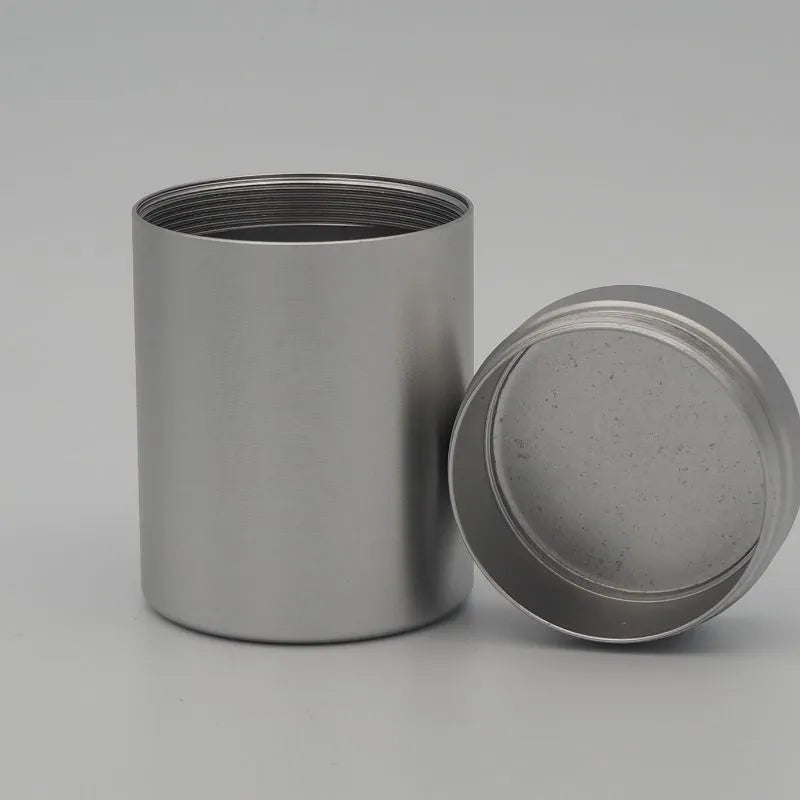Boîte de conservation en aluminium pour fleurs et résines de CBD, idéale pour préserver la fraîcheur et l'arôme des produits.