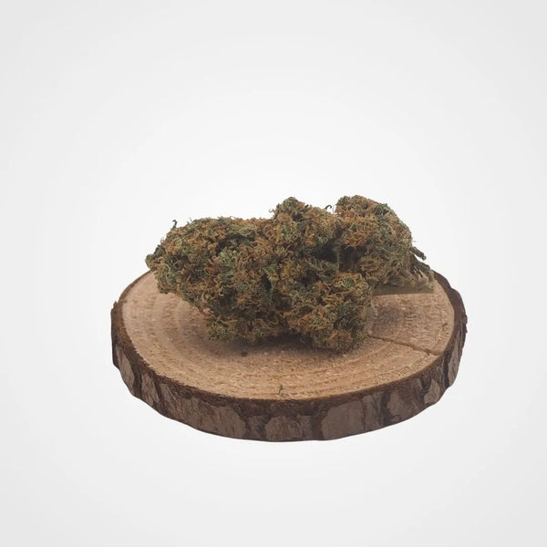 Fleur de CBD TORUS - GLASSHOUSE cultivée en Suisse, présentée sur un support en bois. Produit 100 % naturel avec THC < 0,3 %.