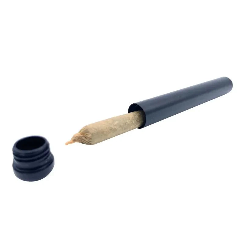Tube de protection pré roll CBD en aluminium noir avec bouchon, idéal pour transporter et conserver les ouvrages de CBD en toute sécurité.